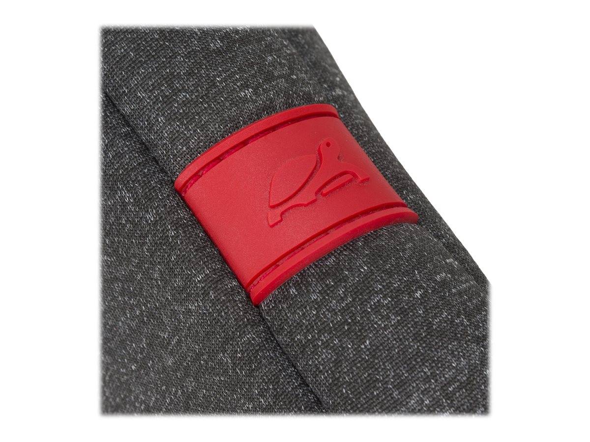 Nahaufnahme einer grauen Stoffhülle oder eines grauen Schutzetuis, das mit einem roten Markenklemmen-Verschluss gesichert ist.