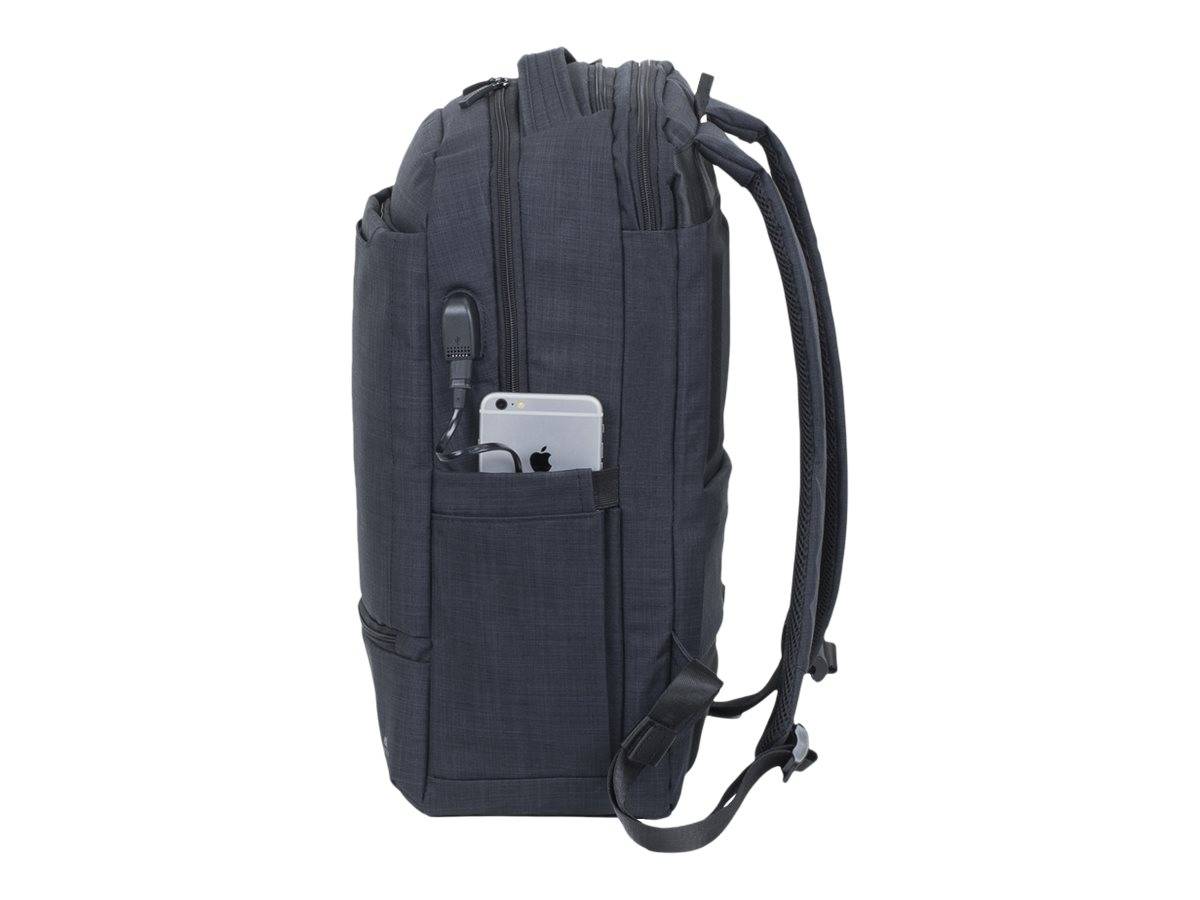 Dunkelgrauer Rucksack in Seitenansicht mit einer Vordertasche, die ein Smartphone hält, und einem integrierten Kabel/Clip.