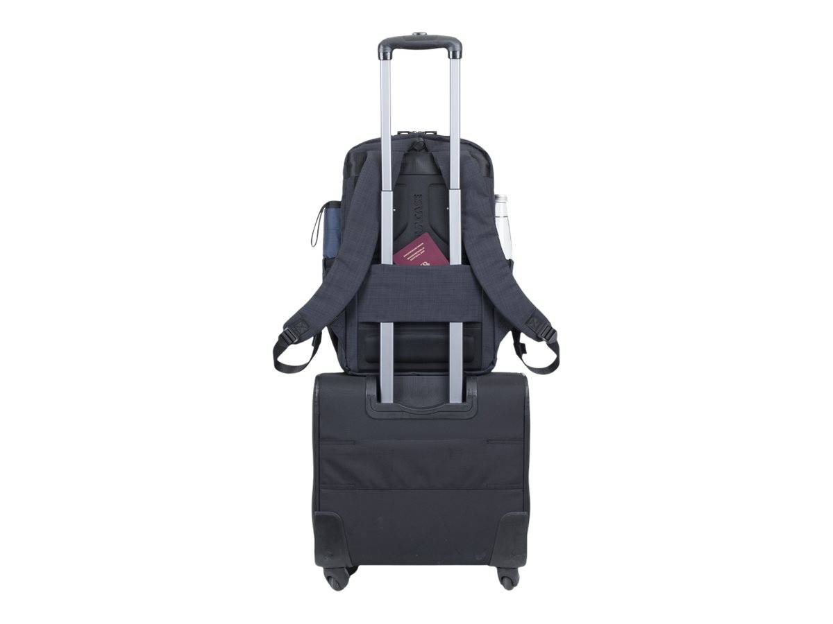 Schwarzer Rucksack, der an einem Griff und einer Basis eines Rollkoffers befestigt ist, Vorderansicht auf weißem Hintergrund.