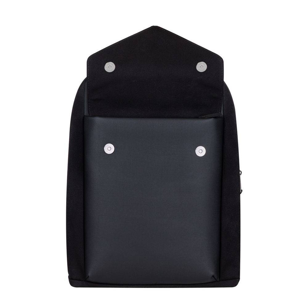 Schwarze gepolsterte Laptop-Schutzhülle oder Rucksack-Einsatz mit Überschlag-Verschluss und zwei vorderen Druckknöpfen, geschlossen auf weißem Hintergrund gezeigt.