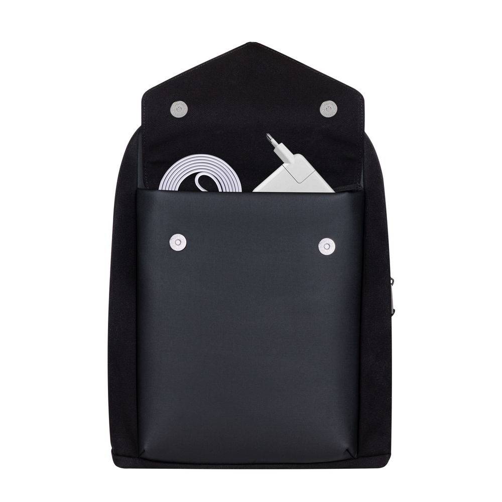 Schwarzer Rucksack oder Umhängetasche mit geöffneter Klappe, die ein aufgerolltes Kabel und einen weißen Adapter oder Ladegerät im Inneren zeigt.