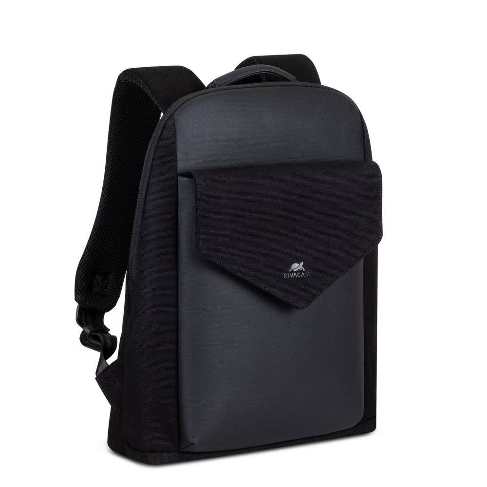 Schwarzer Rucksack mit einer vorderen Klapptasche und gepolsterten Schultergurten, gezeigt auf weißem Hintergrund.