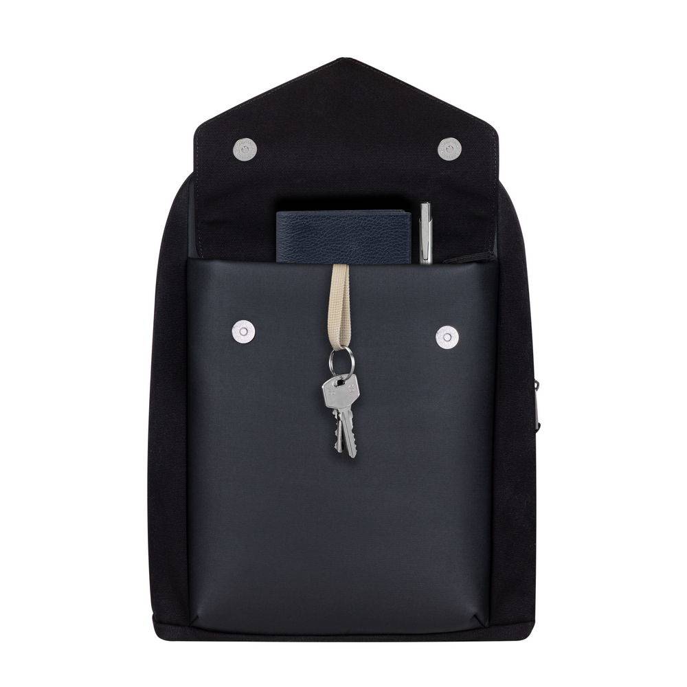Schwarzer Rucksack mit einer vorderen Klapptasche, in der sich Schlüssel, ein Notizbuch und ein Stift gegen einen weißen Hintergrund befinden.