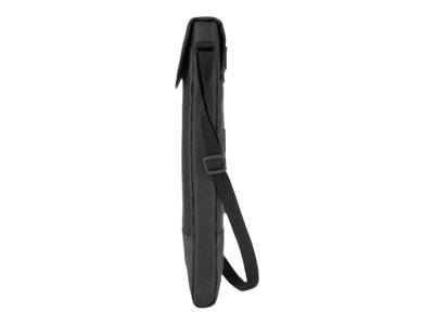 Schwarze schlanke Schultertasche oder Laptop-Schutzhülle in Seitenansicht mit langem Riemen vor weißem Hintergrund.