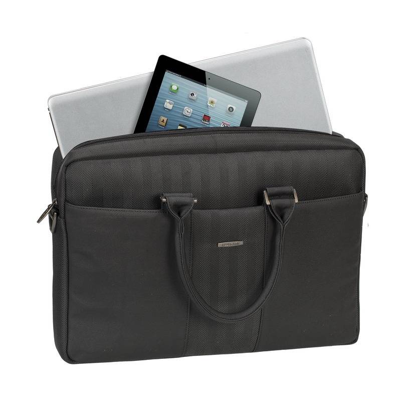 Schwarze Laptop-Aktentasche mit einem Tablet und zwei Laptops, auf weißem Hintergrund dargestellt.