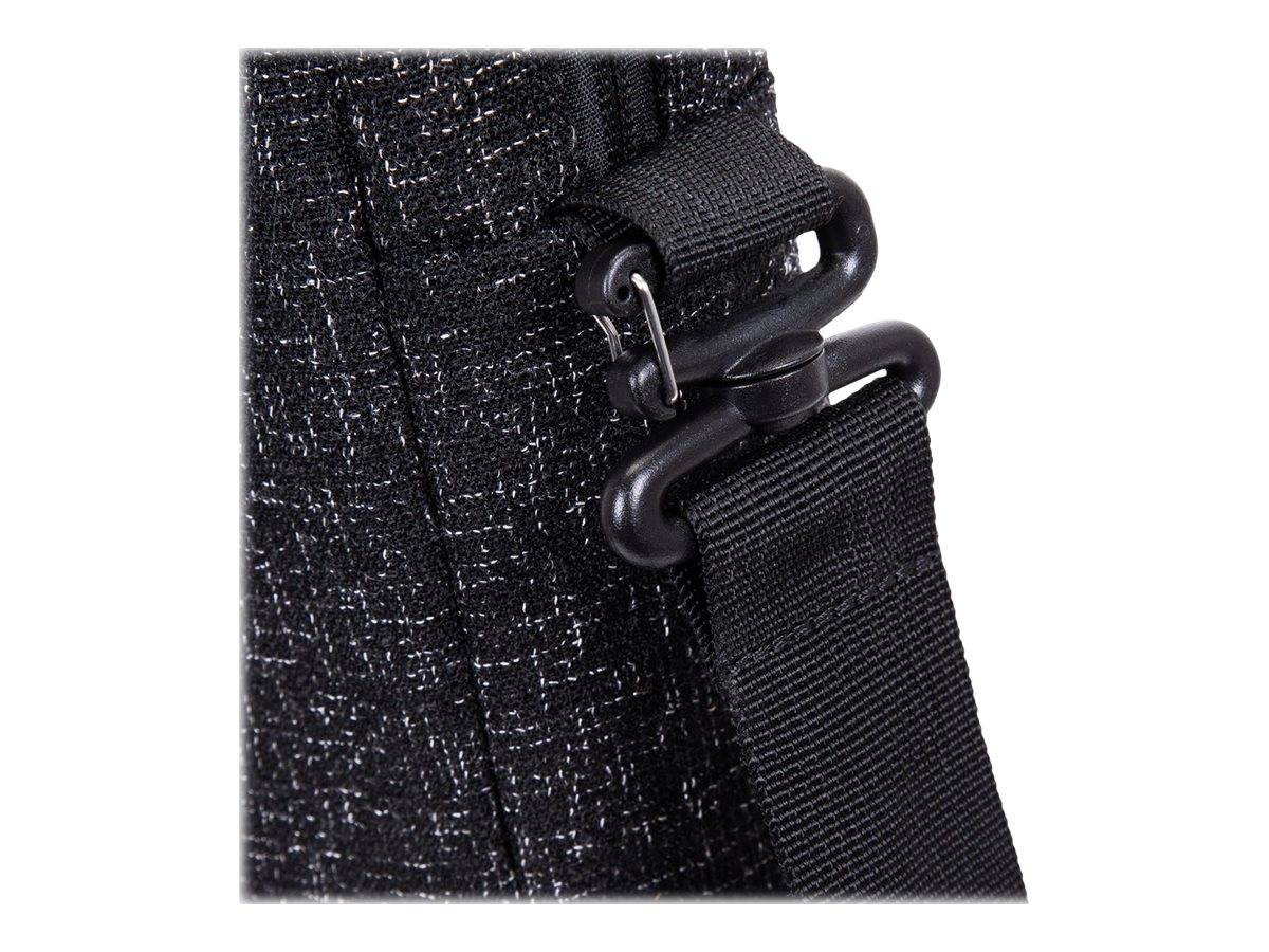 Nahaufnahme eines schwarzen Stoffgurts, der mit einem Metalldrehclip und einer Kunststoffschnalle an einer Tasche befestigt ist.