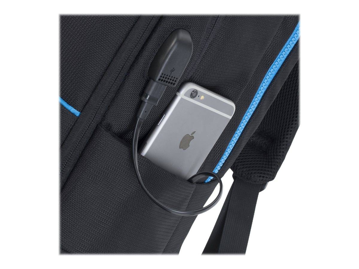 Smartphone in einer Rucksacktasche durch ein Kabel mit einem kleinen schwarzen Ladegerät verbunden.