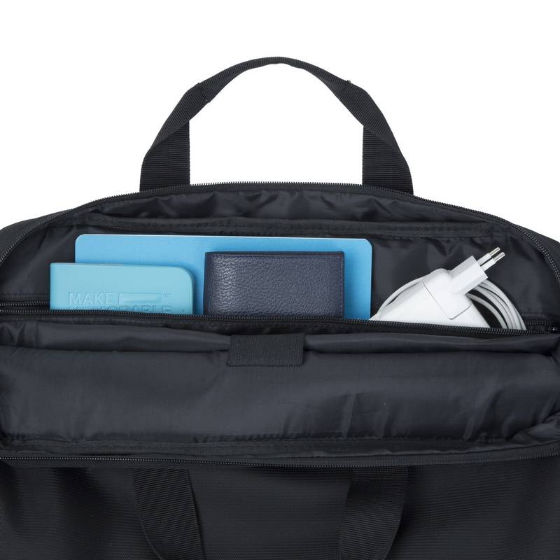 Offene schwarze Tasche mit Vordertasche, die ein blaues Tablet oder einen Ordner hält, Geldbörse, Netzteil und Ladekabel.