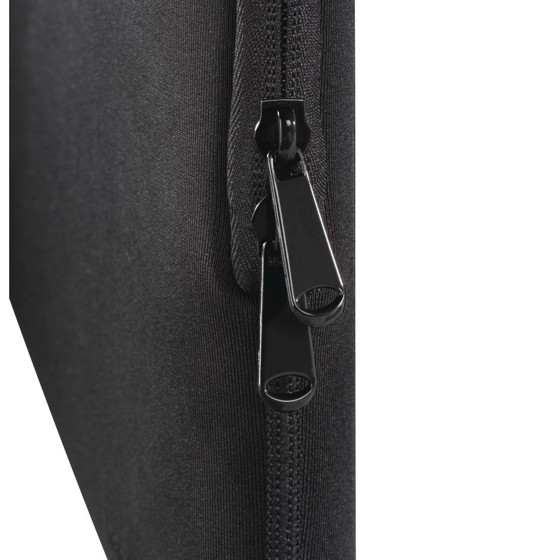 Nahaufnahme eines schwarzen Reißverschluss-Schiebers auf dunklem Stoff, die das Verschlussdetail an einer Tasche oder einem Kleidungsstück zeigt.