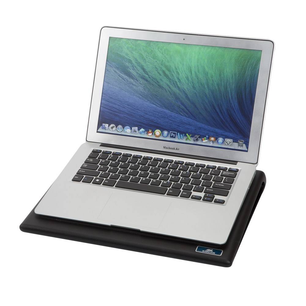 Apple MacBook Air Laptop auf einem schwarzen Kühlständer, geöffnet mit einer Wellen-Tapete auf dem Bildschirm.