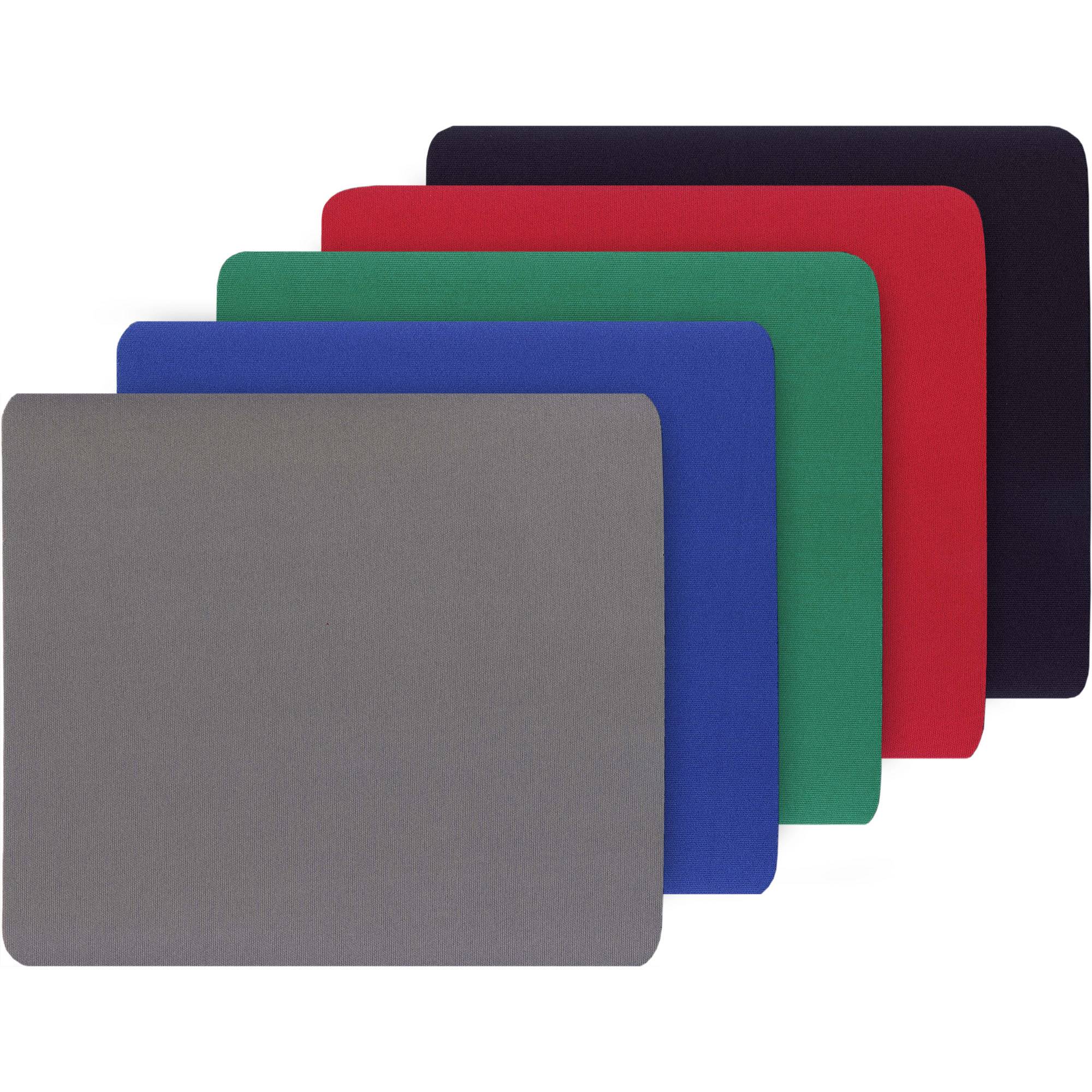 Stapel von fünf sich überlappenden quadratischen Mousepads in Grau, Blau, Grün, Rot und Schwarz, die diagonal auf weißem Hintergrund angeordnet sind.