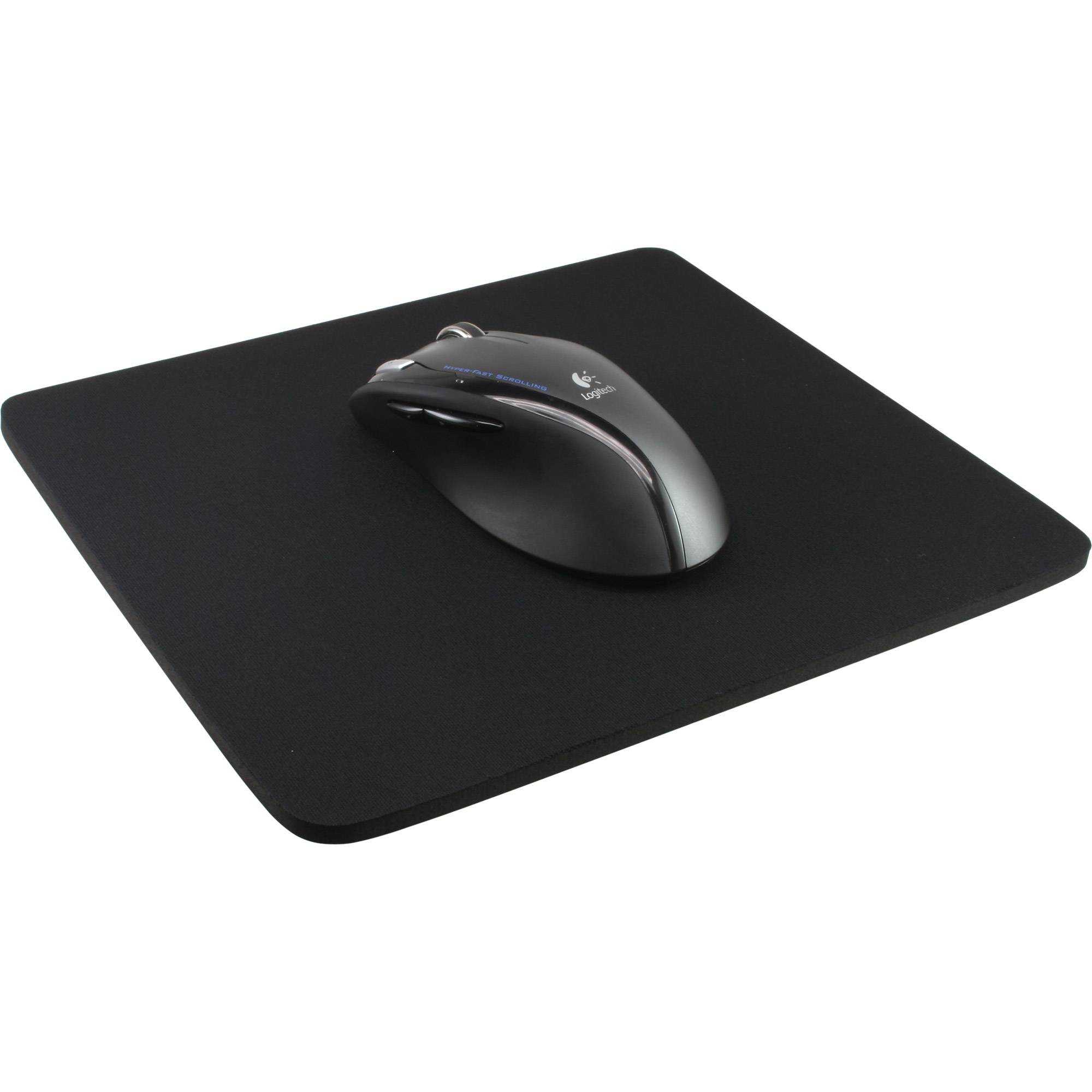 Kabellose Computermaus auf einem schwarzen Mousepad vor weißem Hintergrund.
