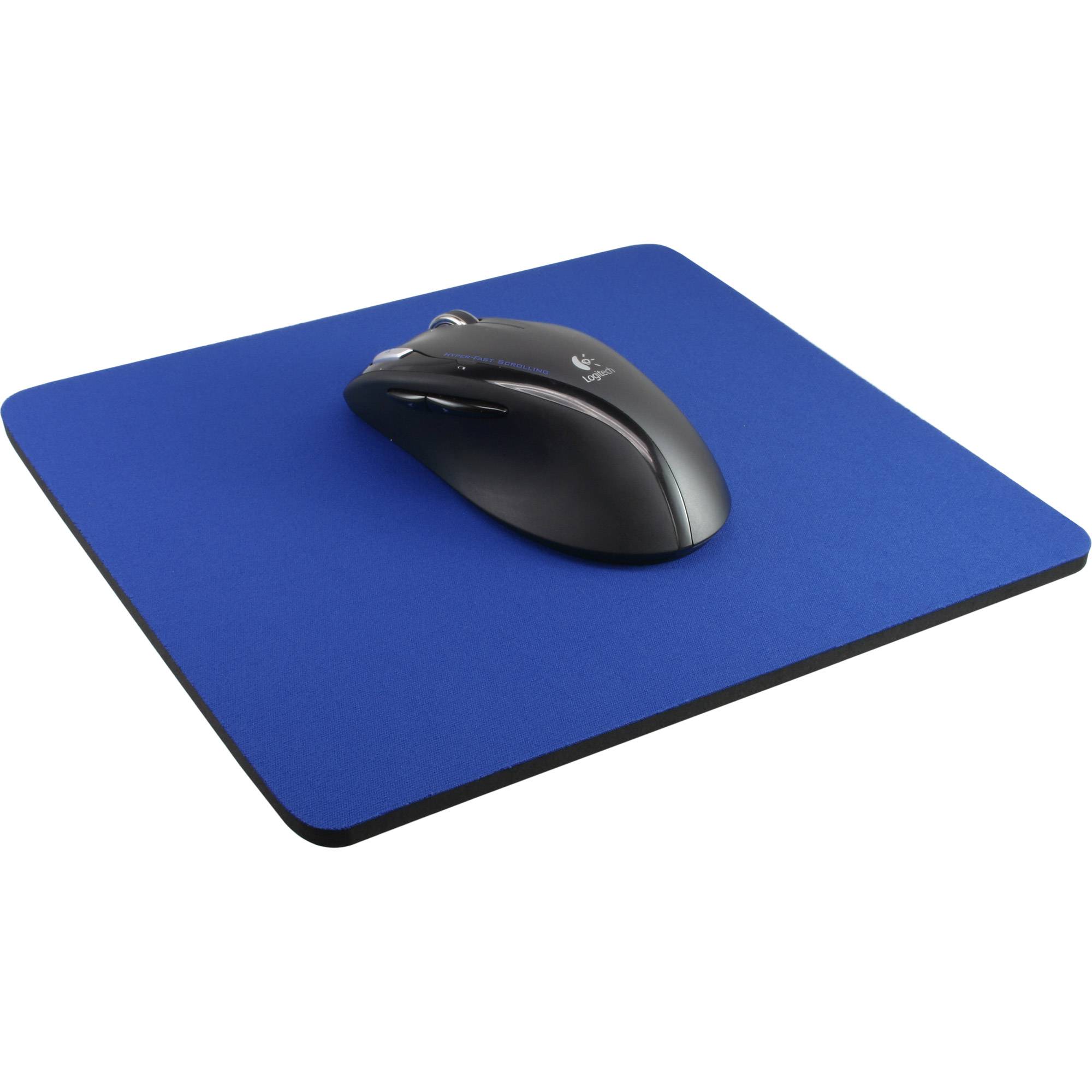 Kabellose Computermaus auf einem blauen Mauspad vor einem weißen Hintergrund.