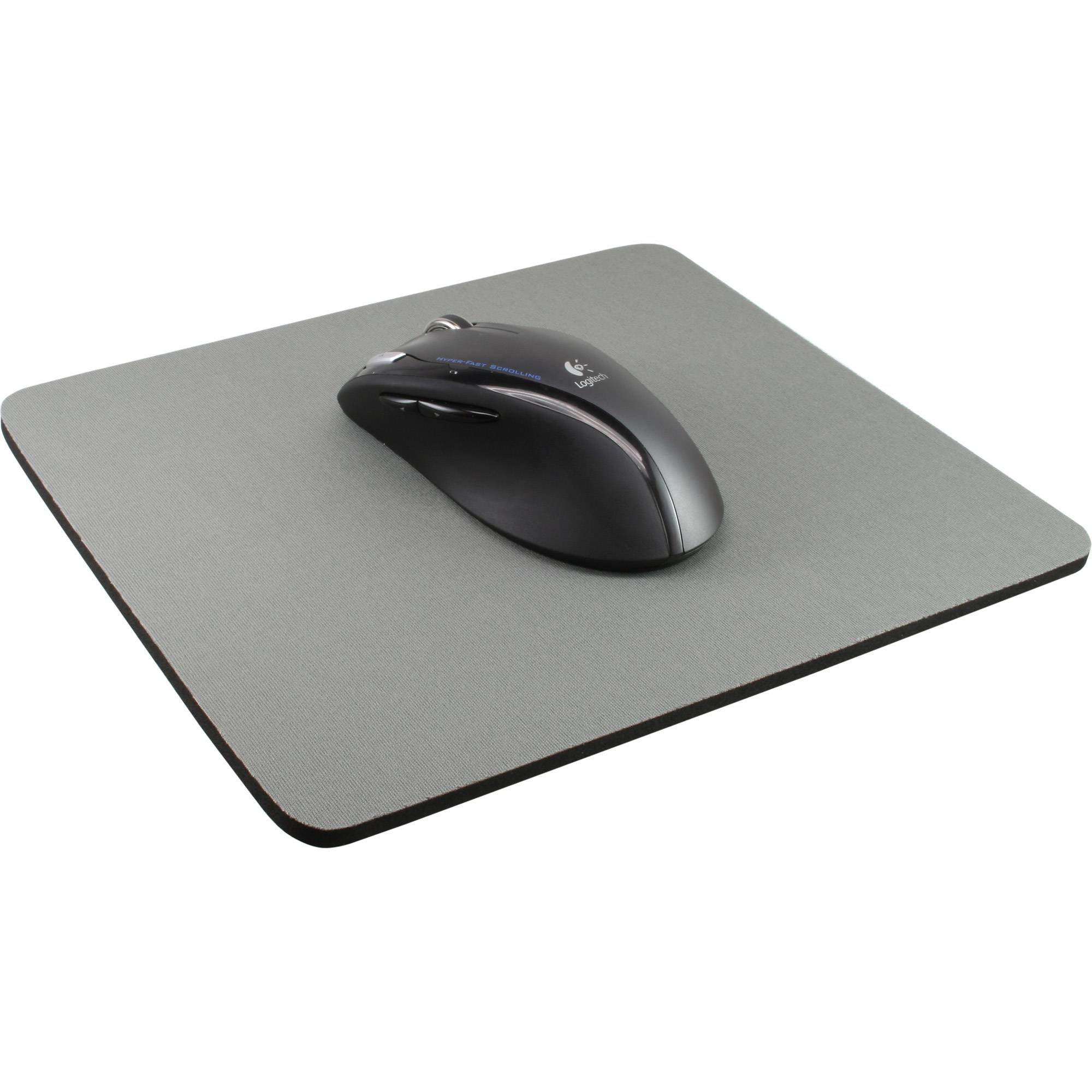 Schwarze kabellose Maus auf einem grauen Mousepad, auf weißem Hintergrund dargestellt.