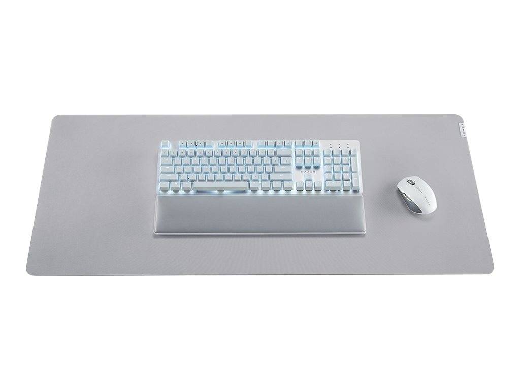 Kabelloses Keyboard und Maus auf einer großen grauen Schreibtischunterlage vor weißem Hintergrund.