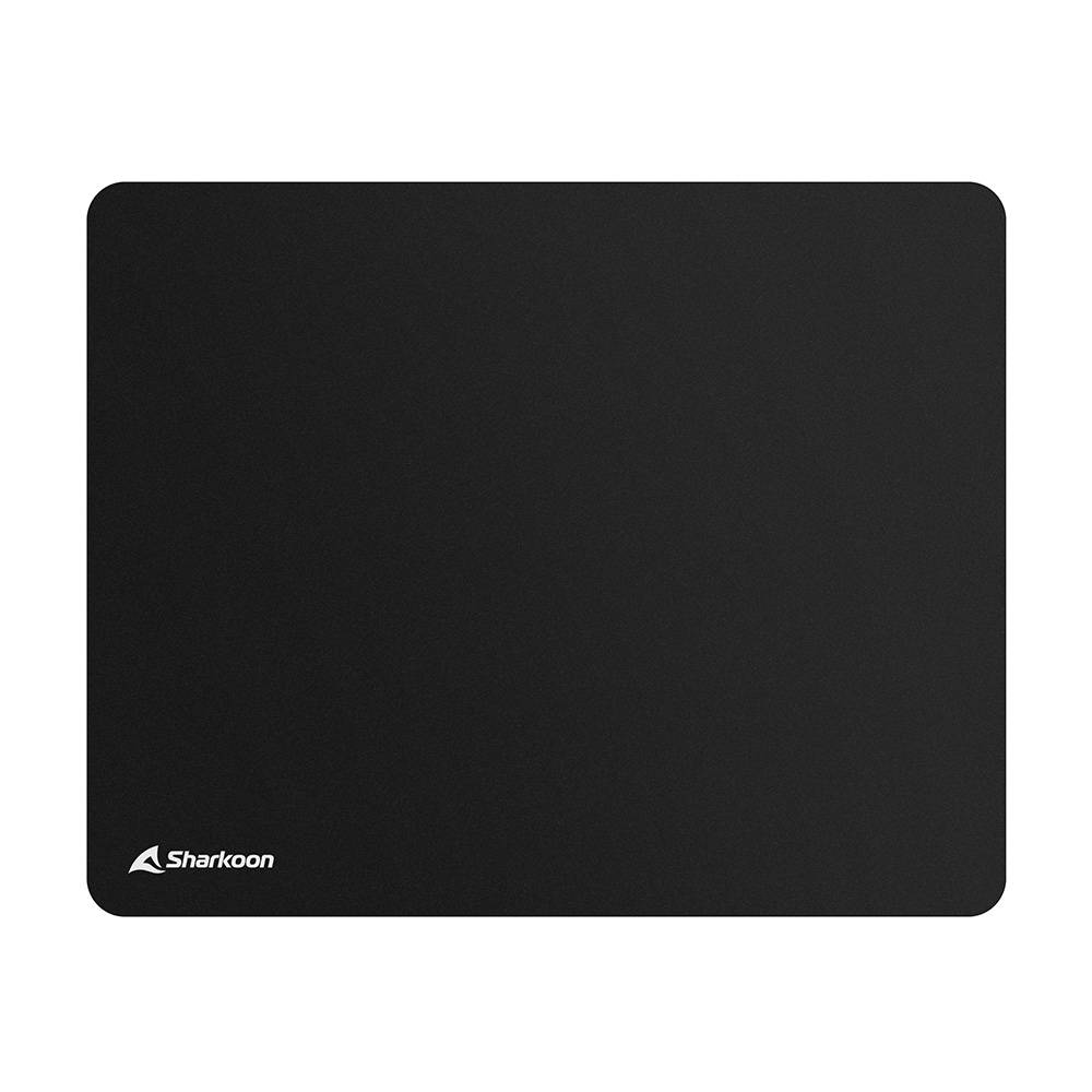 Schwarzes rechteckiges Sharkoon-Mousepad mit abgerundeten Ecken und Logo in der unteren linken Ecke.