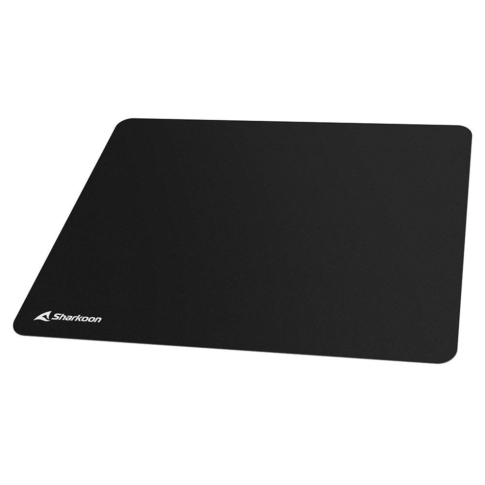 Schwarze Sharkoon-Mousepad auf weißem Hintergrund, rechteckig mit abgerundeten Ecken und einem Logo unten links.