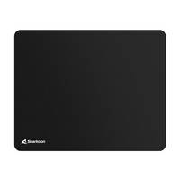 Schwarzes rechteckiges Mousepad mit abgerundeten Ecken und einem kleinen weißen Logo in der unteren linken Ecke.