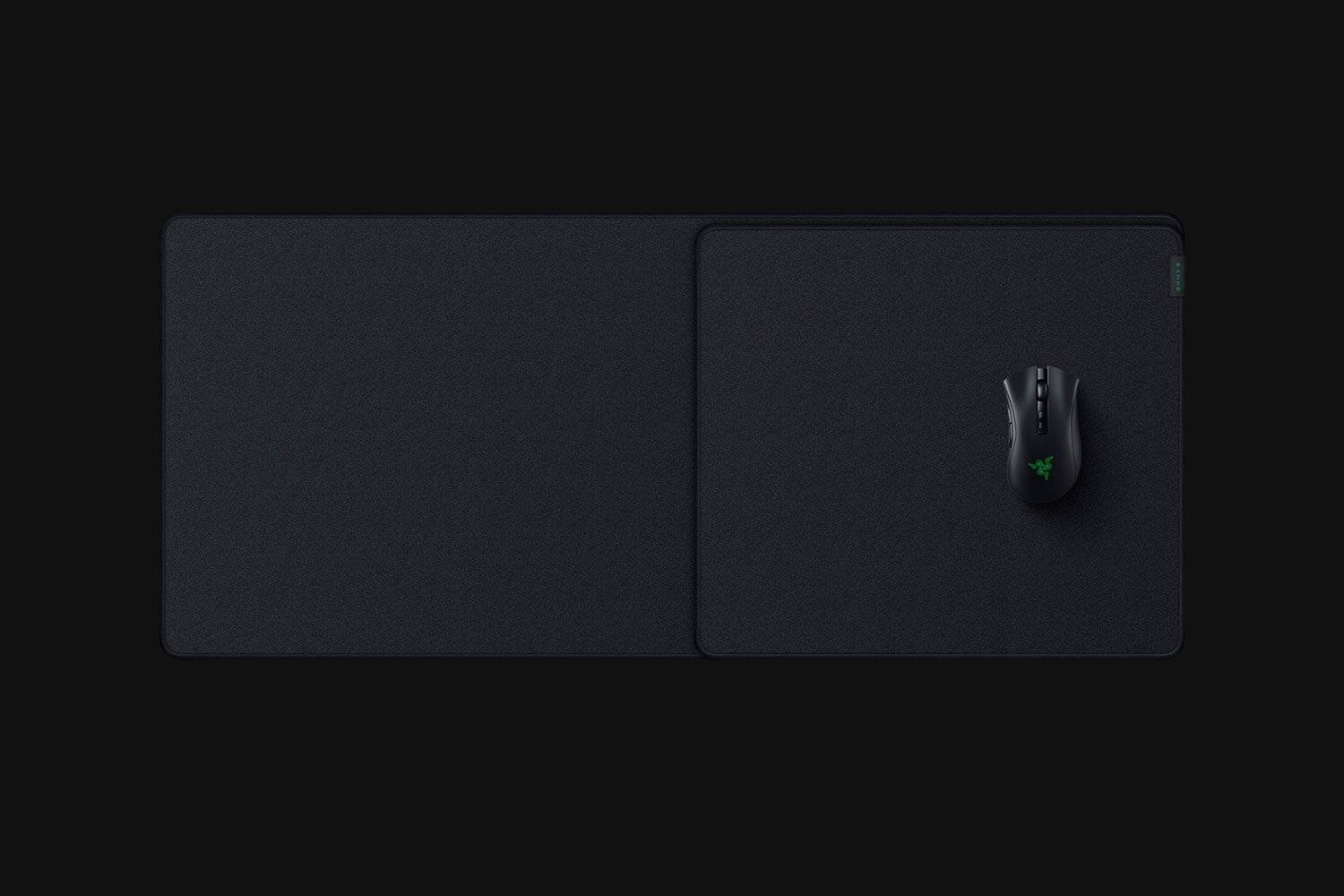 Schwarze kabellose Gaming-Maus auf einem dunklen Mousepad, von oben fotografiert vor einem schwarzen Hintergrund.