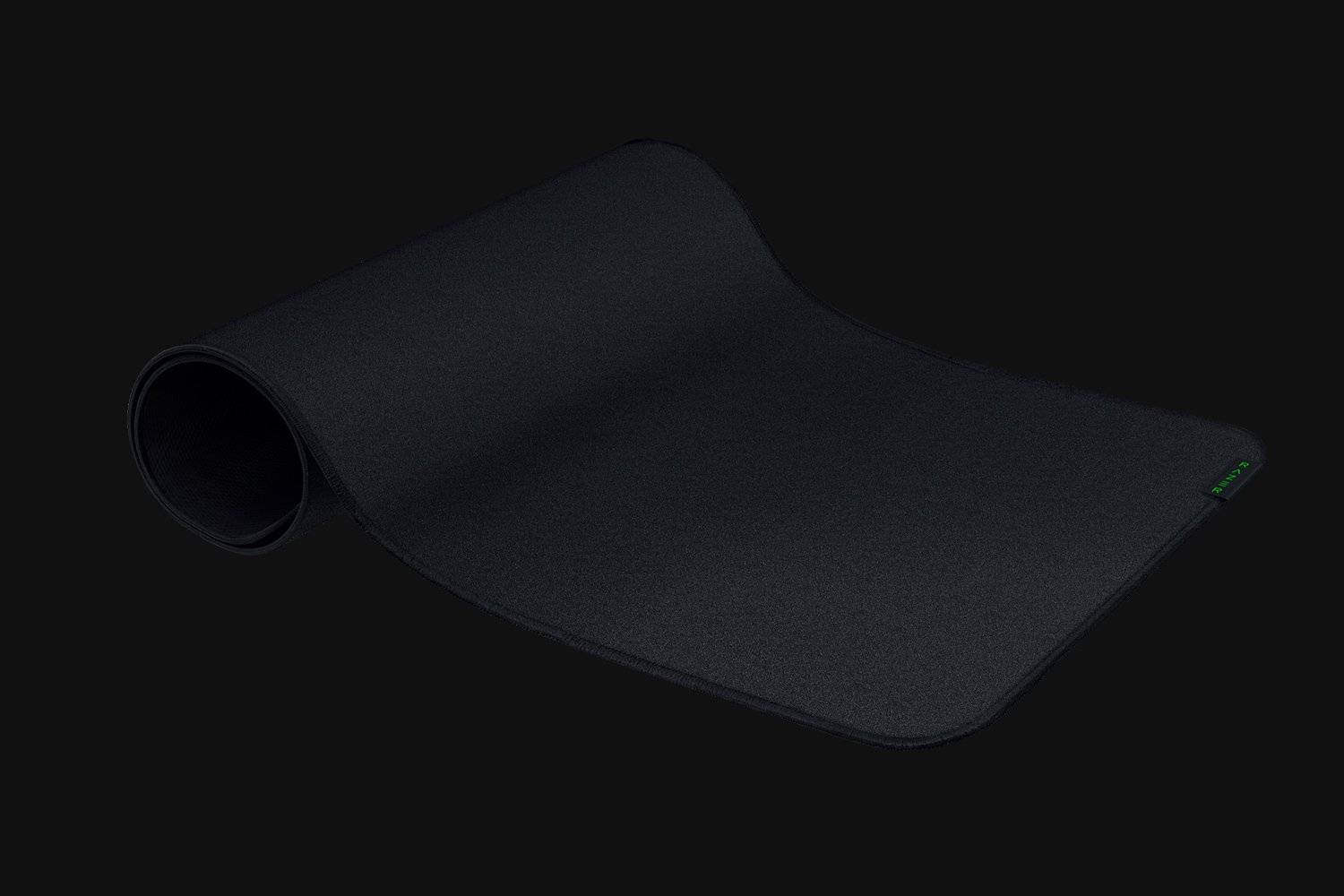 Schwarzes ergonomisches Mauspad mit integrierter Handgelenkstütze, dargestellt vor dunklem Hintergrund.