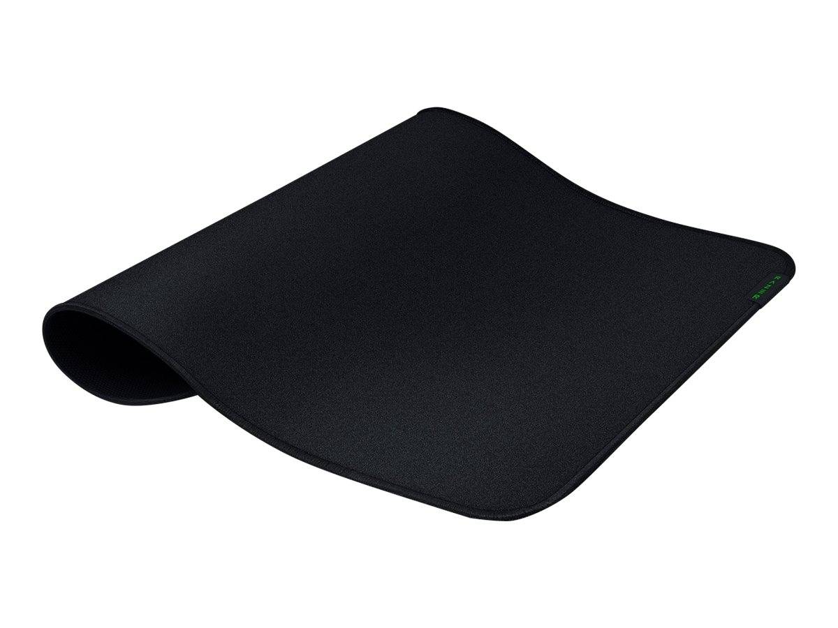 Schwarzes gekrümmtes Computer-Mousepad mit großer glatter Oberfläche und gerolltem Rand auf weißem Hintergrund