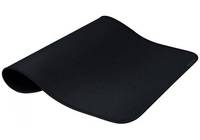 Schwarzes Mousepad mit aufgerolltem Rand auf weißem Hintergrund, schräg angewinkelt dargestellt.