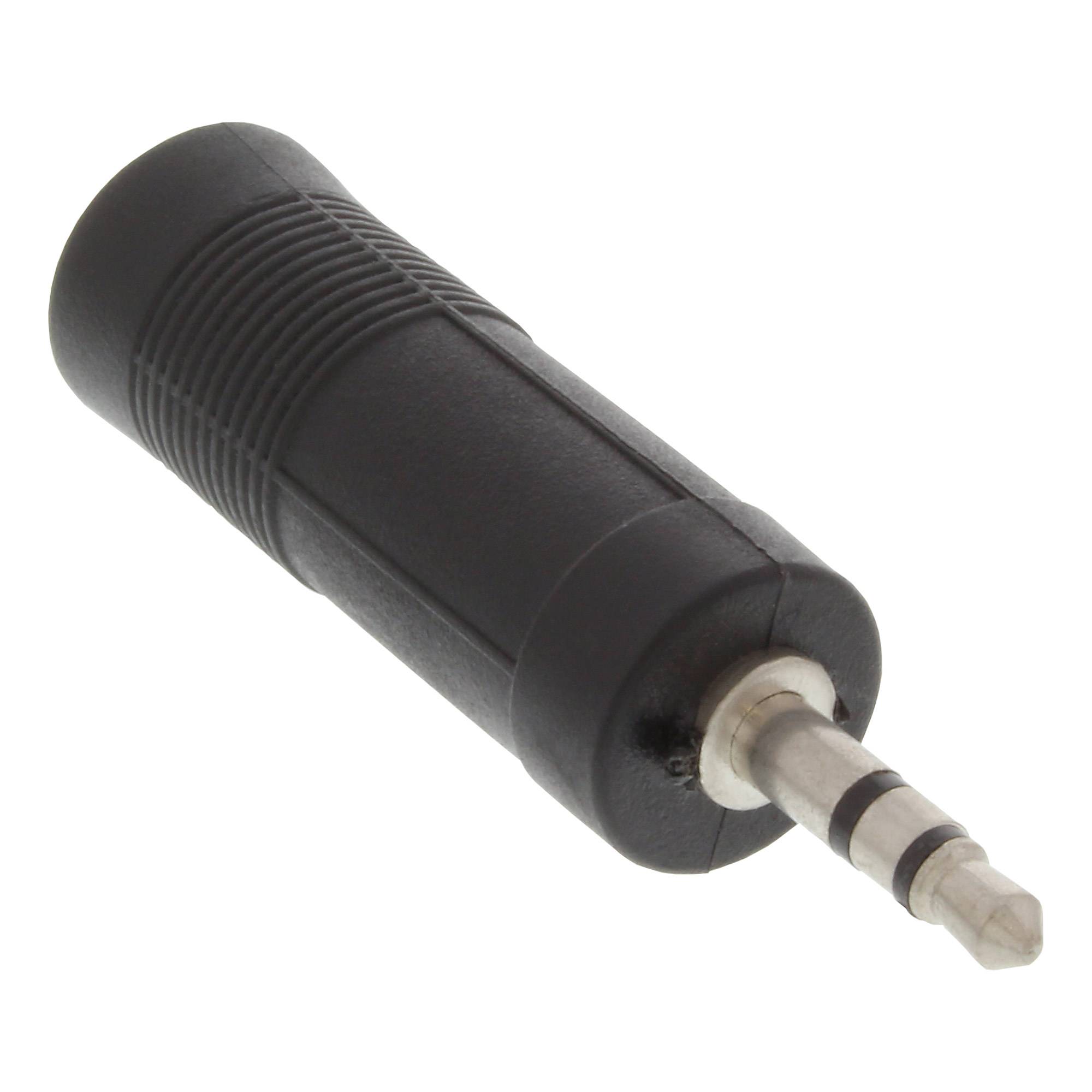 Schwarzer 3,5-mm-Audiostecker-Adapter mit zylindrischem geripptem Gehäuse auf weißem Hintergrund.