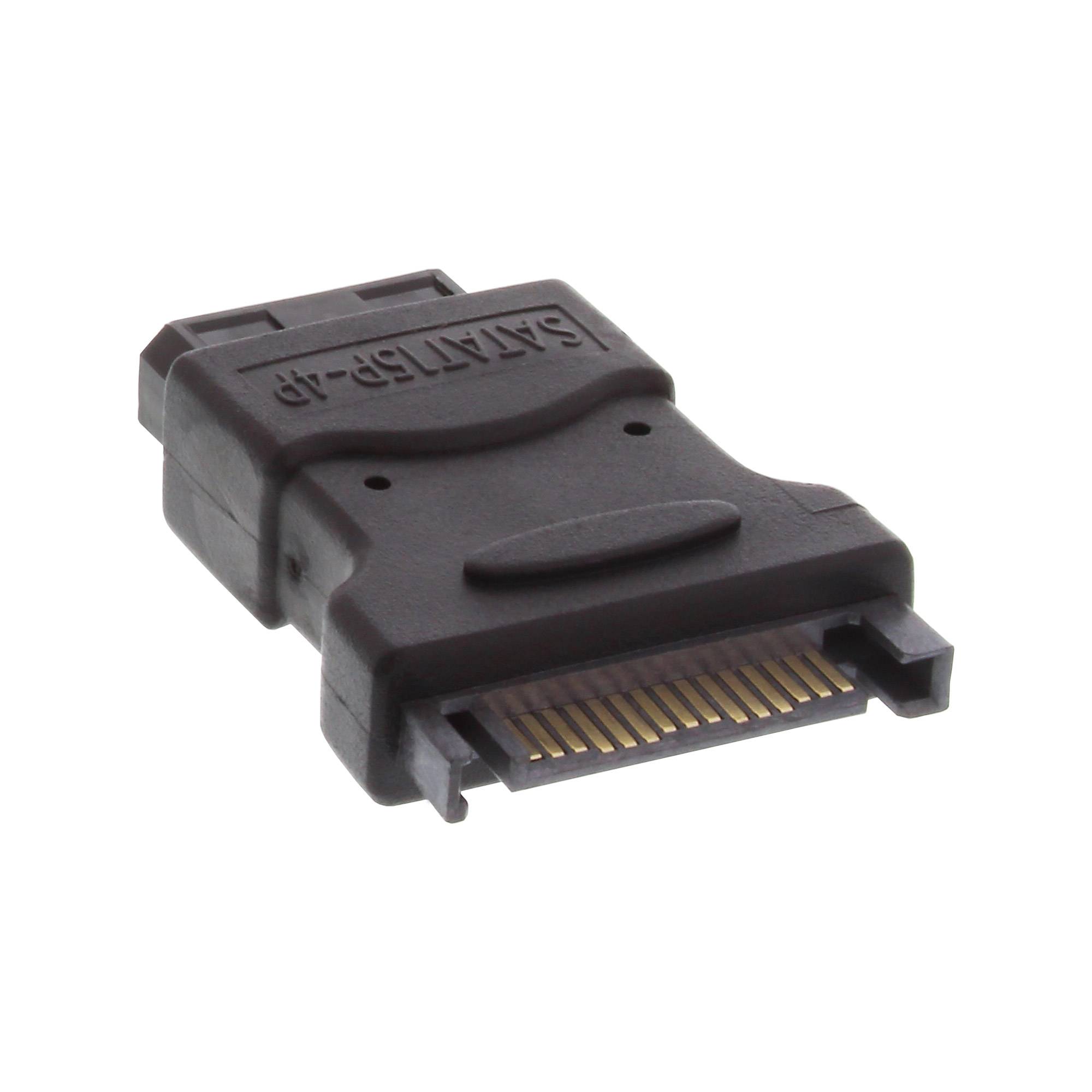 Nahaufnahme eines schwarzen SATA-15-Pin-Stromadaptersteckers mit vergoldeten Kontakten auf weißem Hintergrund.