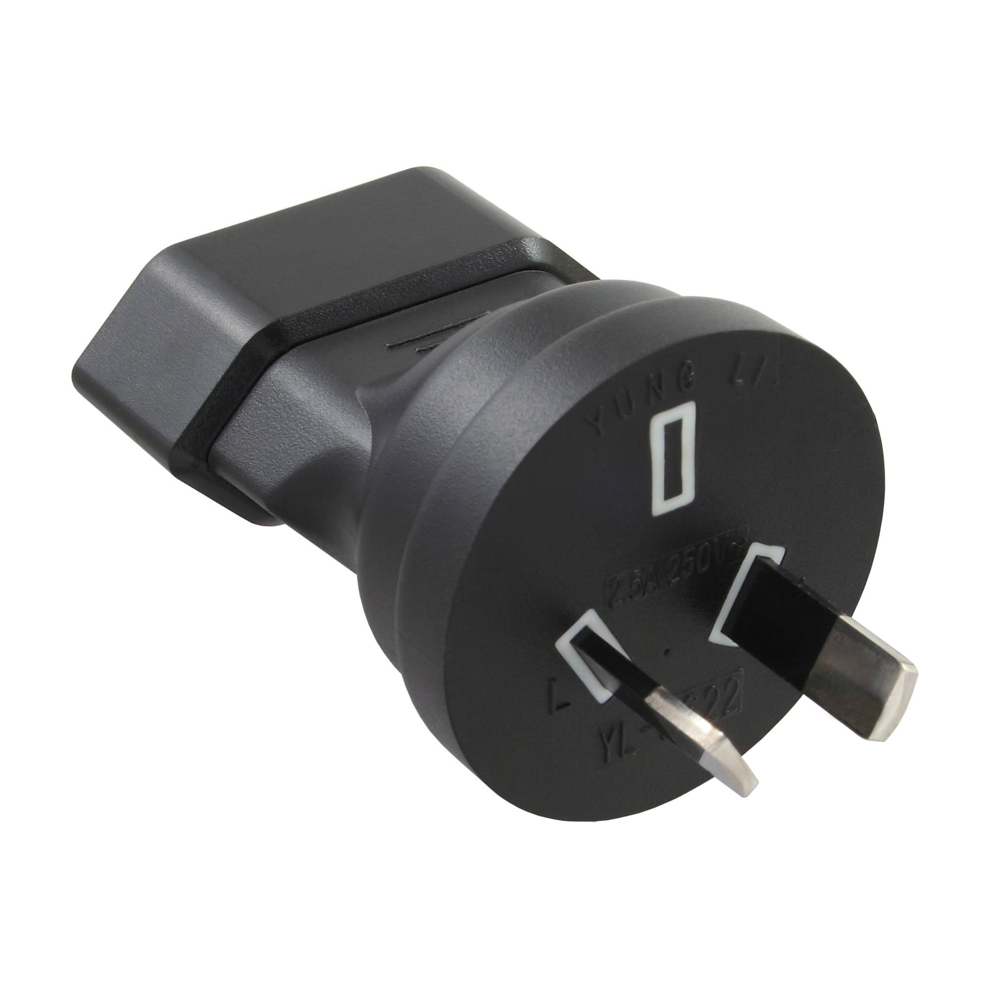 Ein schwarzer Steckeradapter mit zwei Metallzacken für eine australische Steckdose, entwickelt zum Umwandeln von Stromverbindungen zwischen Geräten.