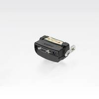 Kleiner schwarzer Adapter mit einem DB9-ähnlichen weiblichen Anschluss und Metallbefestigungsclip, dargestellt auf weißem Hintergrund.