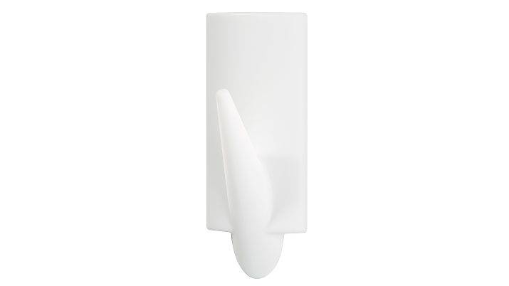 Weiße wandmontierte Leuchte mit zylindrischem Schirm und gekrümmtem unterem Diffusor auf neutralem Hintergrund.
