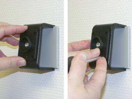 Nahaufnahme in zwei Schritten von Händen, die ein an der Wand montiertes ausziehbares Gerät bedienen, wobei ein Finger auf die zentrale Taste drückt und das graue Seitenpanel herausgleitet.