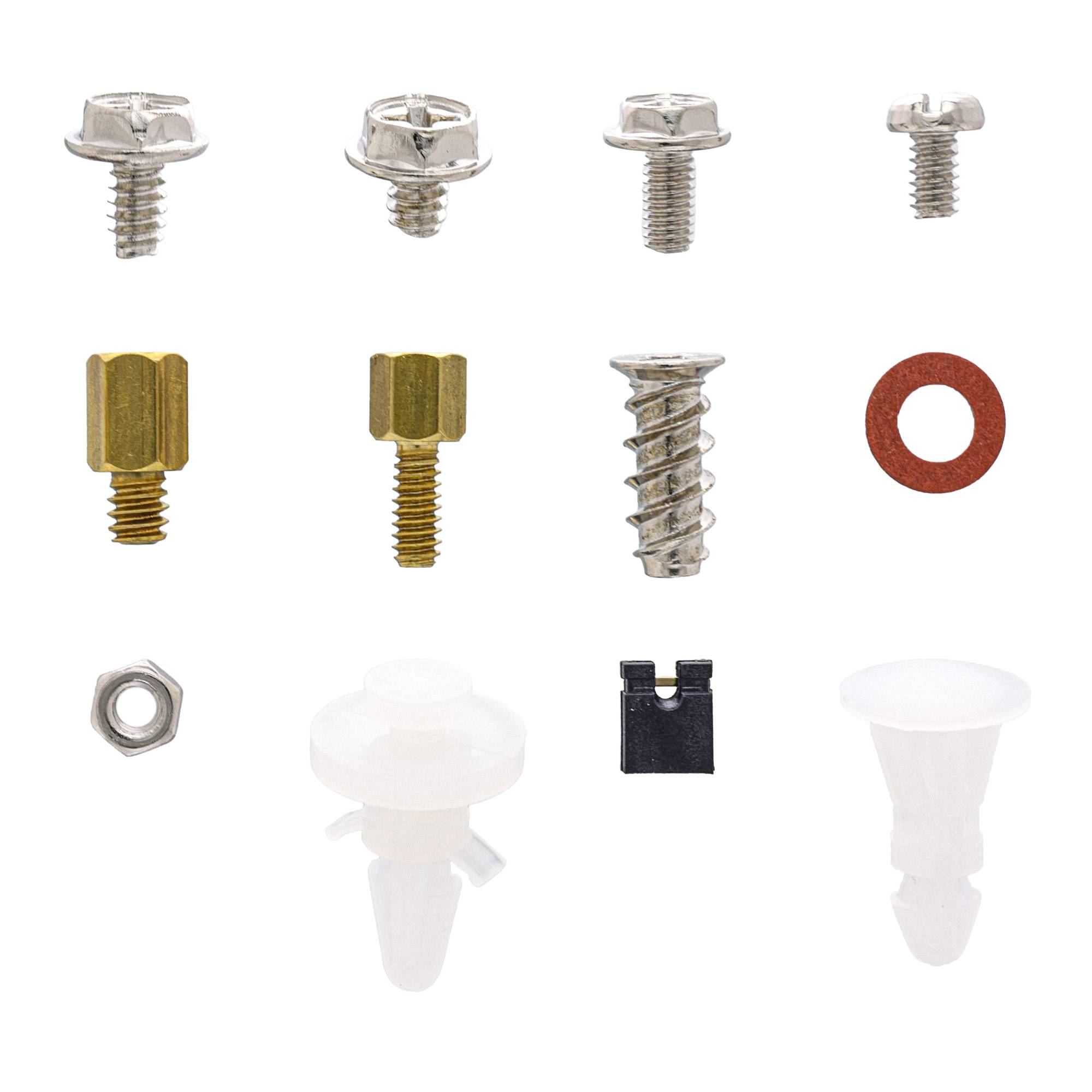 Assortierte Metallschrauben, Abstandshalter, Unterlegscheiben und Kunststofffastener auf weißem Hintergrund angeordnet.