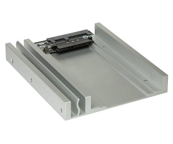 Ein Metall-Festplattenmontage-Tablett oder -Adapter mit einem Leiterplattenverbinder oben, dargestellt auf weißem Hintergrund.