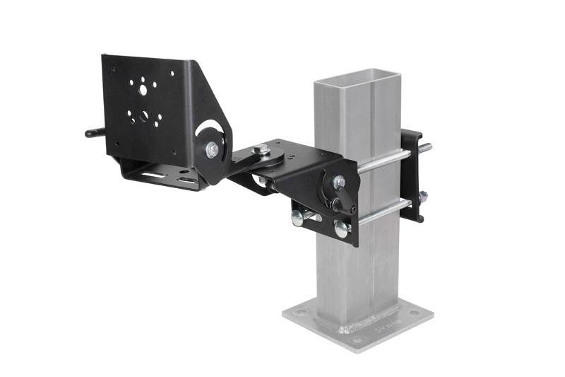 Schwarze Metall-Monitorhalterung oder Display-Halterung mit verstellbarem Arm, befestigt an einem quadratischen Aluminiumpfosten mit Basisplatte, auf weißem Hintergrund dargestellt.