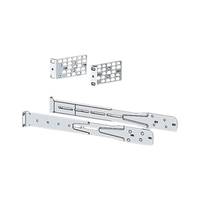 Metallmontagehalterungen und zwei Schienenschienen mit Lochblechen, gezeigt als Hardwareteile auf weißem Hintergrund.