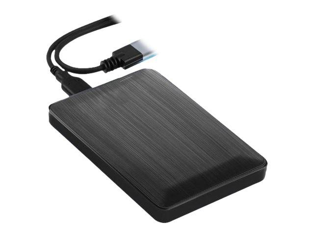 Externe schwarze Festplatte mit angeschlossenem USB-Kabel auf weißem Hintergrund.