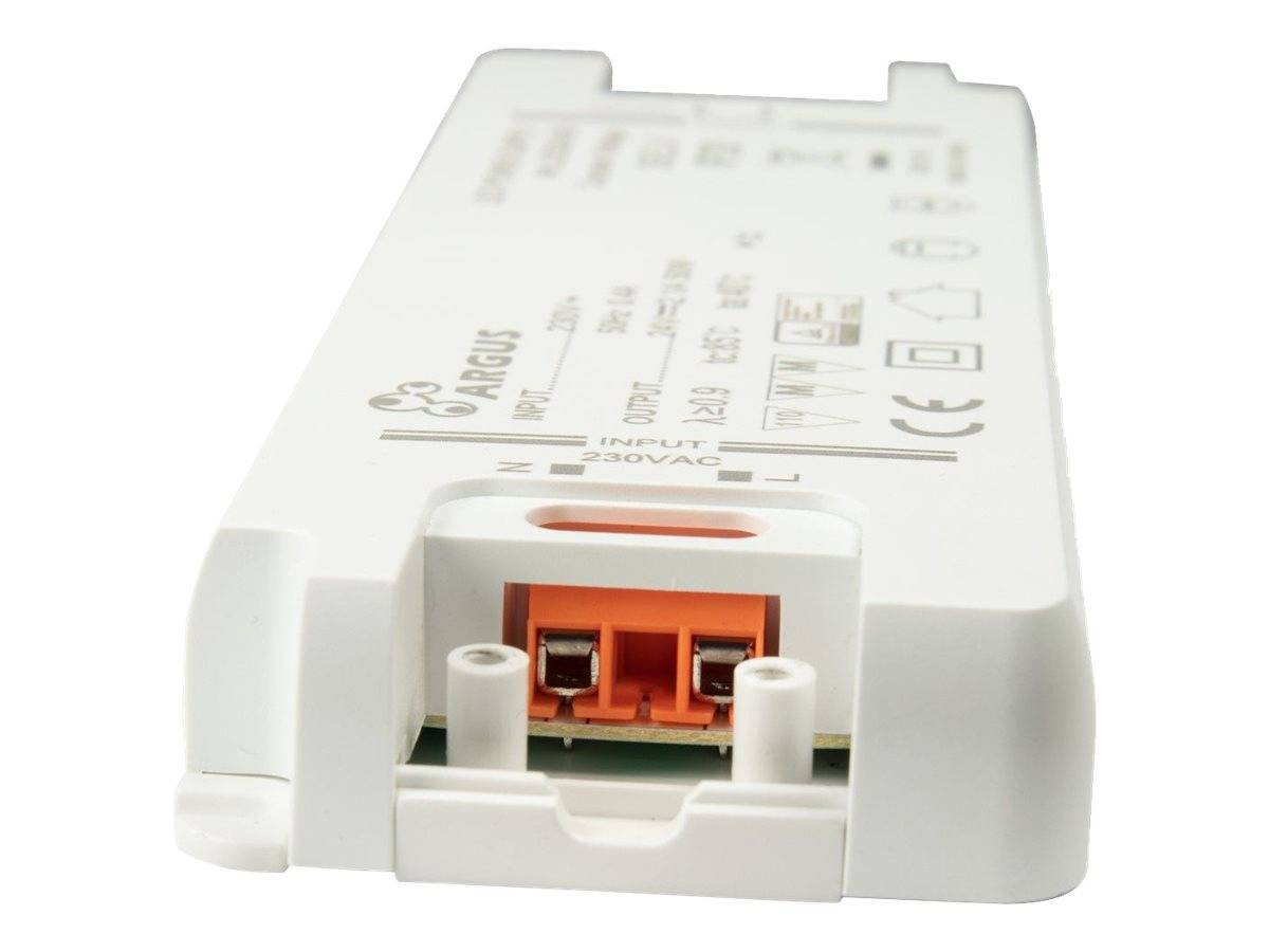 Nahaufnahme eines weißen elektrischen Steuermoduls mit orangefarbenen Anschlussklemmen und gedruckten technischen Spezifikationen oben.
