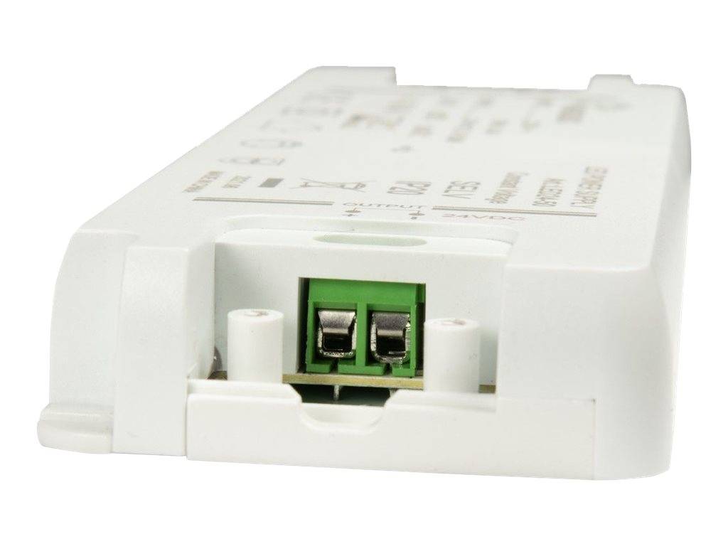 Weißes elektronisches Steuermodul mit grünem Zweipolstecker in Nahaufnahme auf einfachem Hintergrund.