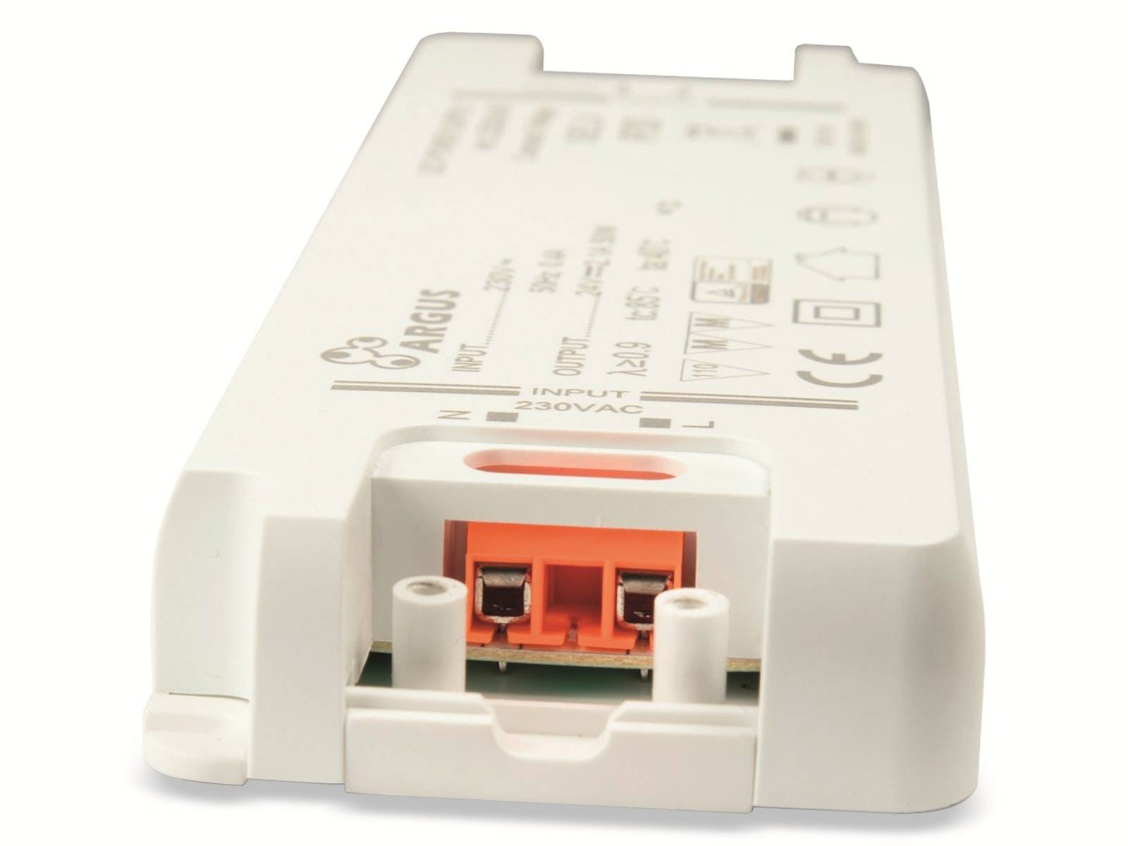 Eine Nahaufnahme eines weißen elektronischen Geräts, das Eingangsklemmen und gedruckte technische Spezifikationen auf seiner Oberfläche zeigt.