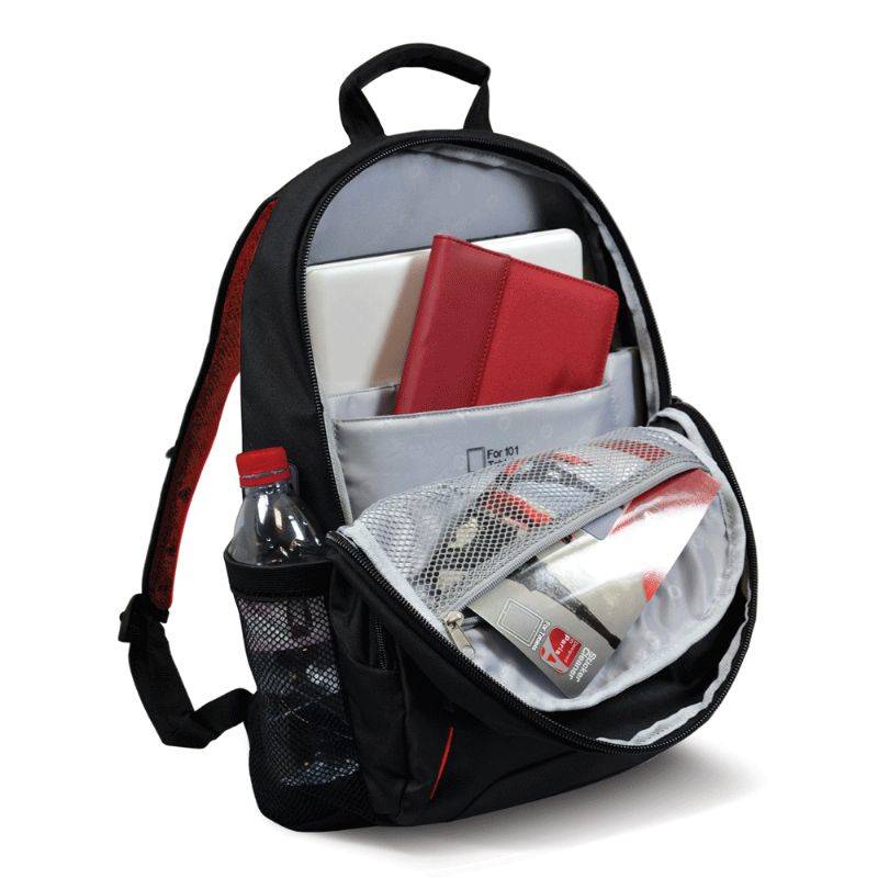 Offener schwarzer Rucksack mit rotem Besatz, der einen Laptop, ein rotes Notizbuch, eine Flasche in der Seitentasche und eine Vordernetzttasche mit Materialien enthält.