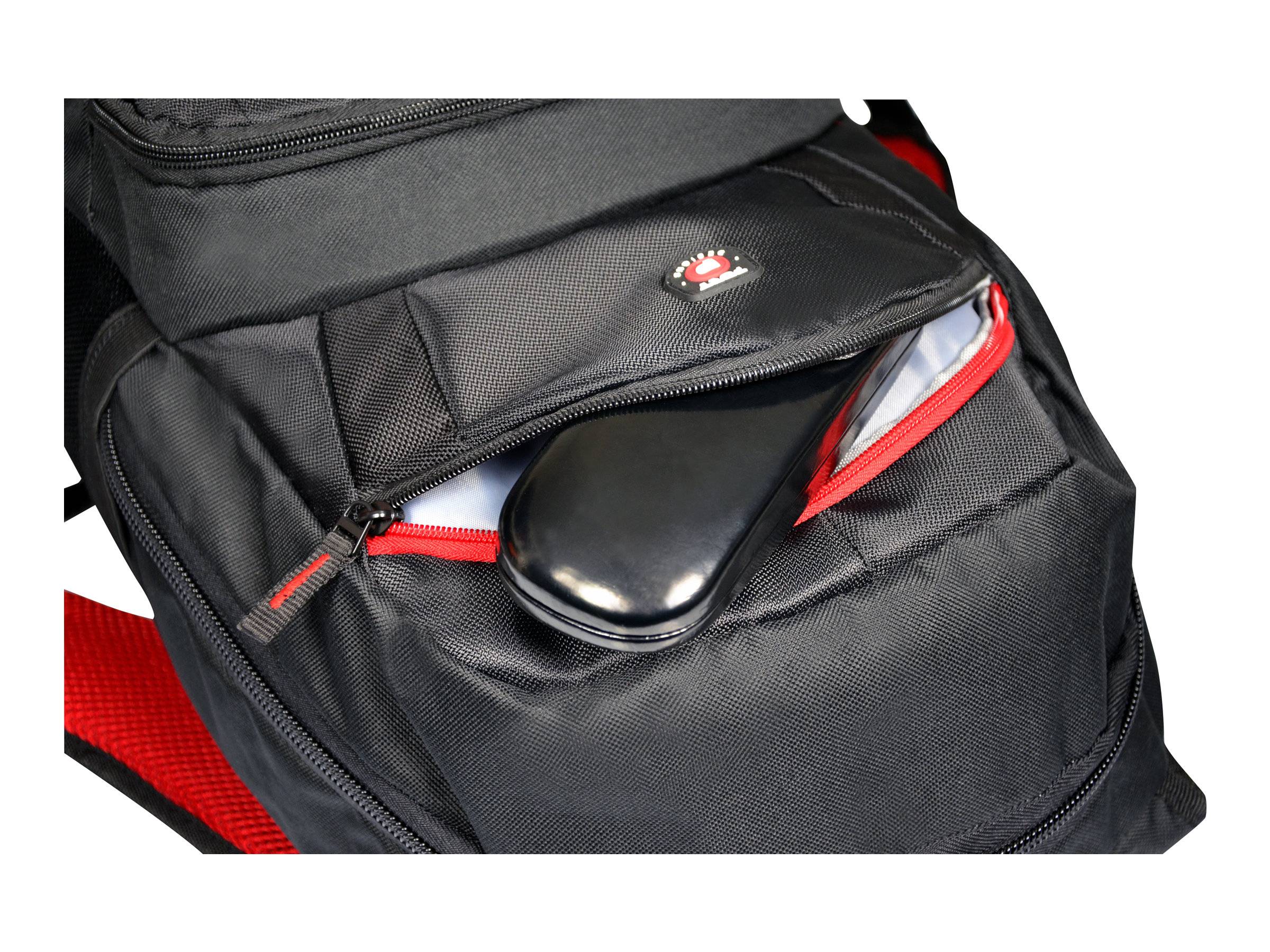 Schwarzer Rucksack mit einer kleinen Reißverschlusstasche vorne, die teilweise offen ist und ein schwarzes stabiles Brillenetui mit rotem Rand im Inneren zeigt.