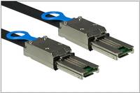 Zwei Hochgeschwindigkeits-Steckverbinder mit schwarzen Kabeln, blauen Zuglasche und Metallgehäusen, die sich in rechteckige Stecker erstrecken.