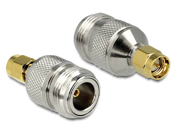 Zwei koaxiale HF-Kabeladapter mit silbernen gerillten Gehäusen und goldenen Steckern auf weißem Hintergrund.