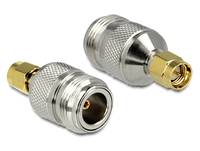 Zwei koaxiale Kabeladapter mit silbernen gerillten Gehäusen und vergoldeten Anschlüssen auf weißem Hintergrund.