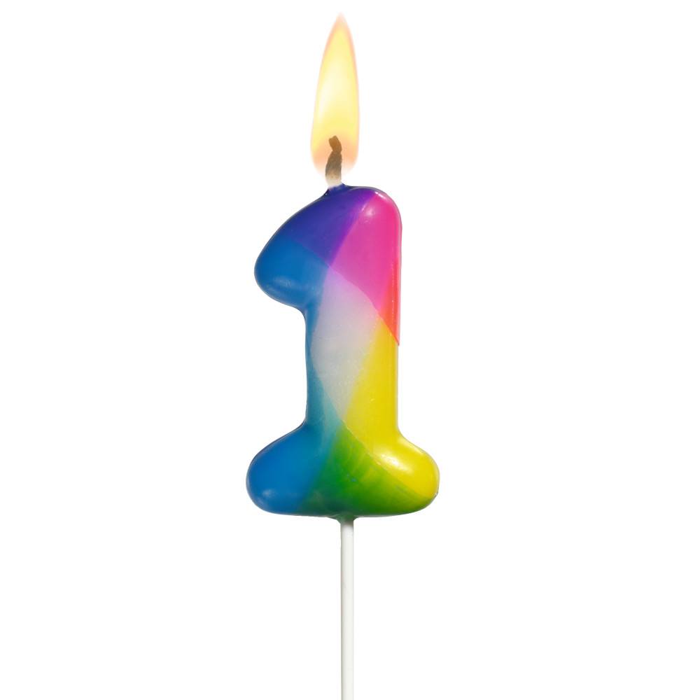 Regenbogenfarbige Geburtstagskerze Nummer 1 mit brennender Flamme auf weißem Hintergrund.