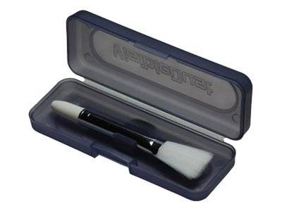 Ein Makeup-Pinsel in einem blauen Kunststoff-Schutzgehäuse, geöffnet auf weißem Hintergrund dargestellt.
