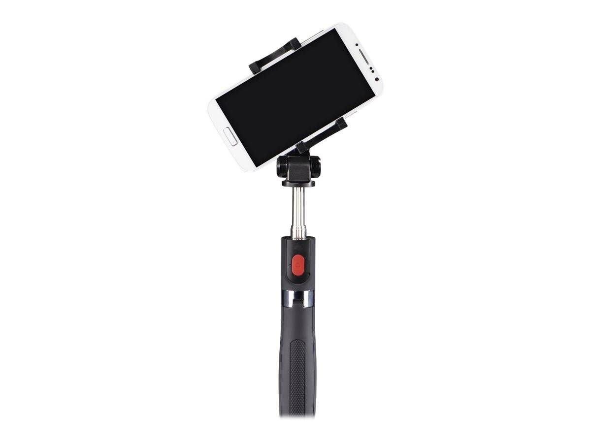 Smartphone horizontal auf einem Selfiestab/Stativgriff gegen weißen Hintergrund montiert.