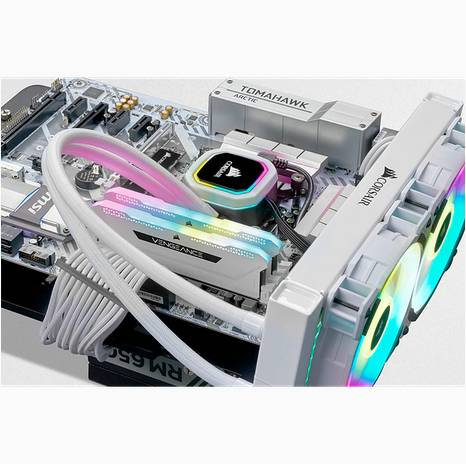 Kompakte weiße Gaming-PC-Hauptplatine mit RGB-beleuchteter Flüssigkeitskühlung, Speicher und weißer Grafikkarte, gezeigt in einer sauberen produktnahen Nahaufnahme.