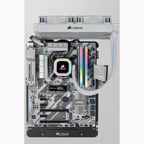 Weiße PC-Hauptplatine mit Corsair-Flüssigkeitskühlung, RGB-Speicher und MSI-Tomahawk-Branding auf neutralem Hintergrund montiert.